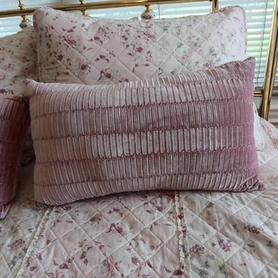 QUEEN SIZE BED W/DOWN FILLED MATTRESS TOPPER, ALL THE BEDDING, BRASS COLORED HEADBOARD AND FRAME ON CASTERS