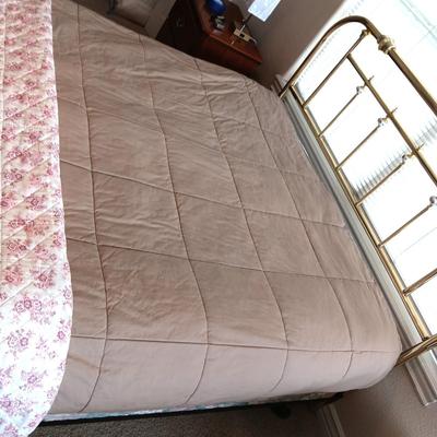 QUEEN SIZE BED W/DOWN FILLED MATTRESS TOPPER, ALL THE BEDDING, BRASS COLORED HEADBOARD AND FRAME ON CASTERS