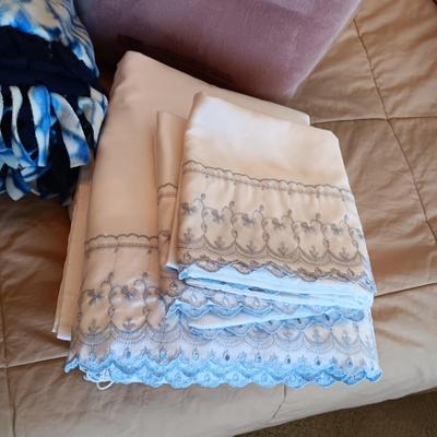 3 QUEEN SIZE SHEET SETS, TWIN AND THROW BLANKETS
