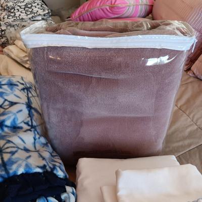 3 QUEEN SIZE SHEET SETS, TWIN AND THROW BLANKETS