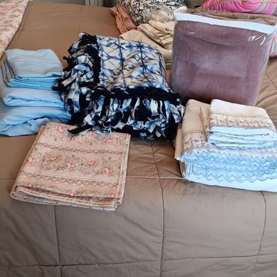 3 QUEEN SIZE SHEET SETS, TWIN AND THROW BLANKETS