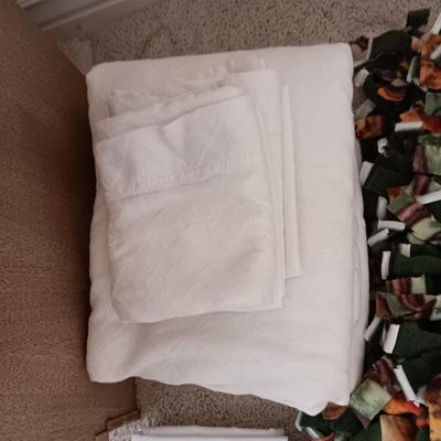 2 QUEEN SHEET SETS, 3 PAIRS OF PILLOWCASES AND A THROW BLANKET