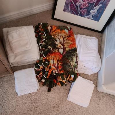 2 QUEEN SHEET SETS, 3 PAIRS OF PILLOWCASES AND A THROW BLANKET