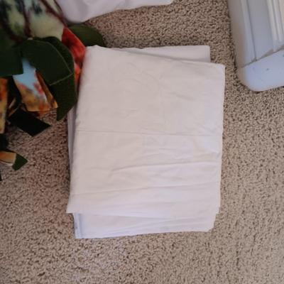 2 QUEEN SHEET SETS, 3 PAIRS OF PILLOWCASES AND A THROW BLANKET