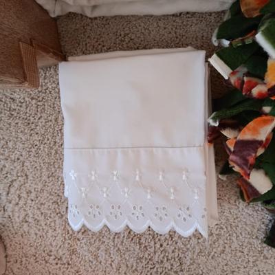 2 QUEEN SHEET SETS, 3 PAIRS OF PILLOWCASES AND A THROW BLANKET