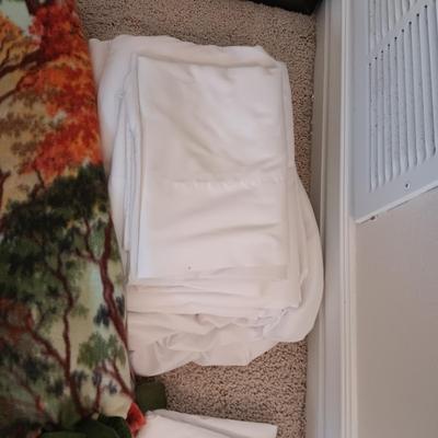 2 QUEEN SHEET SETS, 3 PAIRS OF PILLOWCASES AND A THROW BLANKET