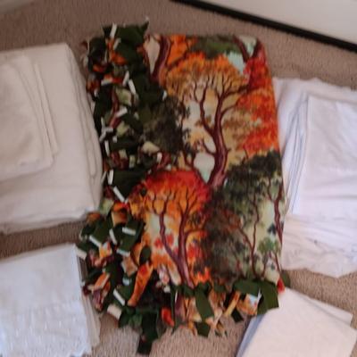 2 QUEEN SHEET SETS, 3 PAIRS OF PILLOWCASES AND A THROW BLANKET