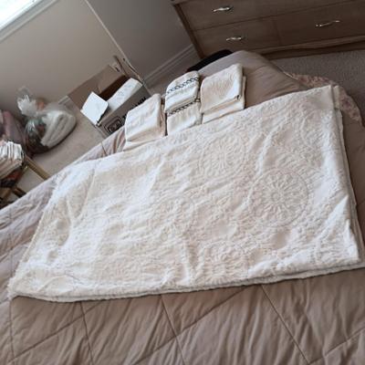 HAND MADE FULL SIZE QUILT AND A QUEEN SIZE BEDSPREAD PLUS 3 PAIRS OF PILLOWCASES