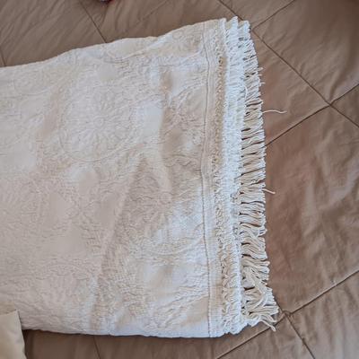 HAND MADE FULL SIZE QUILT AND A QUEEN SIZE BEDSPREAD PLUS 3 PAIRS OF PILLOWCASES