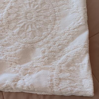 HAND MADE FULL SIZE QUILT AND A QUEEN SIZE BEDSPREAD PLUS 3 PAIRS OF PILLOWCASES