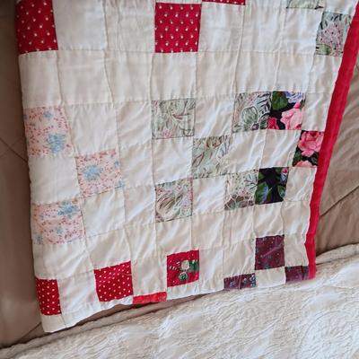 HAND MADE FULL SIZE QUILT AND A QUEEN SIZE BEDSPREAD PLUS 3 PAIRS OF PILLOWCASES