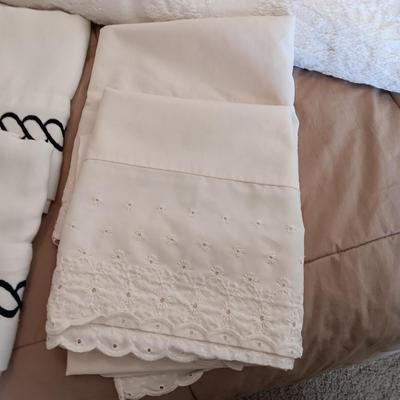 HAND MADE FULL SIZE QUILT AND A QUEEN SIZE BEDSPREAD PLUS 3 PAIRS OF PILLOWCASES