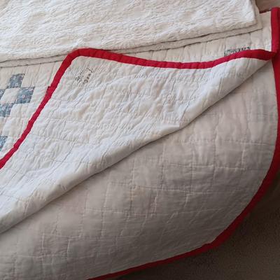 HAND MADE FULL SIZE QUILT AND A QUEEN SIZE BEDSPREAD PLUS 3 PAIRS OF PILLOWCASES