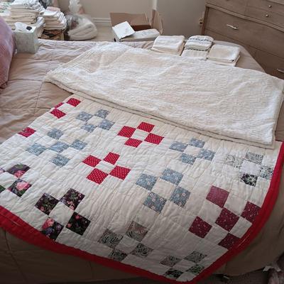 HAND MADE FULL SIZE QUILT AND A QUEEN SIZE BEDSPREAD PLUS 3 PAIRS OF PILLOWCASES