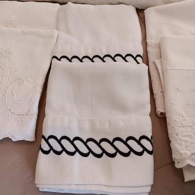 HAND MADE FULL SIZE QUILT AND A QUEEN SIZE BEDSPREAD PLUS 3 PAIRS OF PILLOWCASES