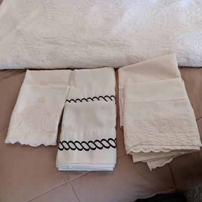 HAND MADE FULL SIZE QUILT AND A QUEEN SIZE BEDSPREAD PLUS 3 PAIRS OF PILLOWCASES