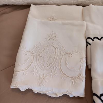 HAND MADE FULL SIZE QUILT AND A QUEEN SIZE BEDSPREAD PLUS 3 PAIRS OF PILLOWCASES