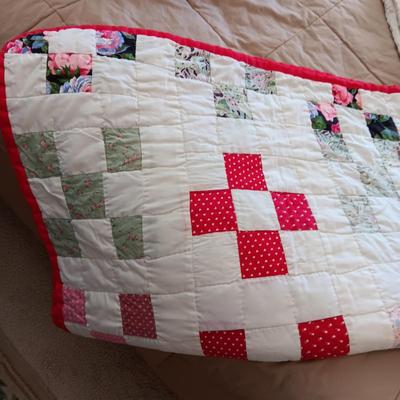 HAND MADE FULL SIZE QUILT AND A QUEEN SIZE BEDSPREAD PLUS 3 PAIRS OF PILLOWCASES