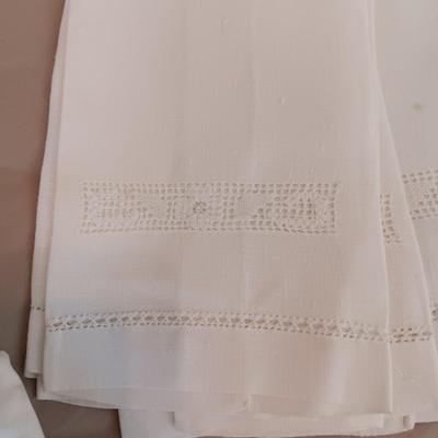 LINEN TABLECLOTHS, DRESSER SCARVES AND NAPKINS