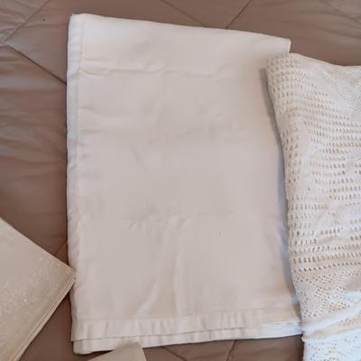 LINEN TABLECLOTHS AND NAPKINS