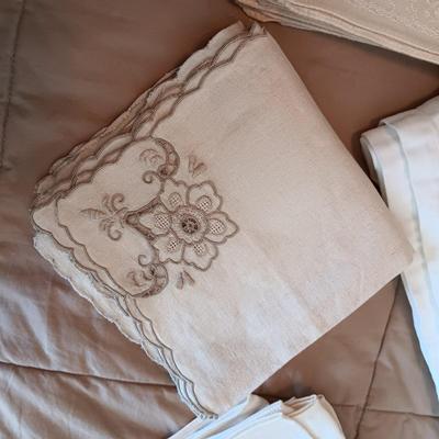 LINEN TABLECLOTHS AND NAPKINS
