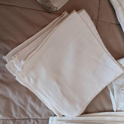 LINEN TABLECLOTHS AND NAPKINS