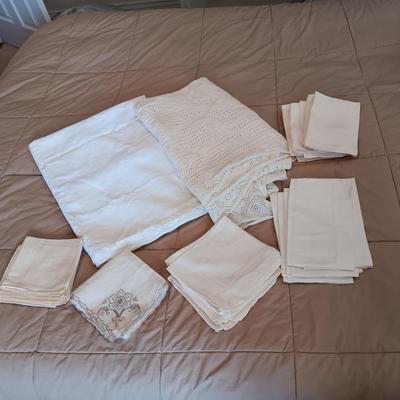 LINEN TABLECLOTHS AND NAPKINS