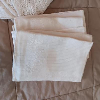 LINEN TABLECLOTHS AND NAPKINS