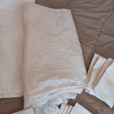 LINEN TABLECLOTHS AND NAPKINS