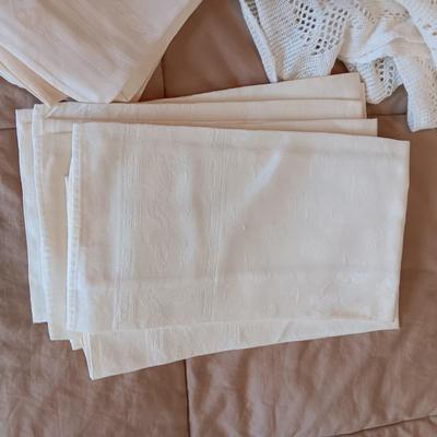 LINEN TABLECLOTHS AND NAPKINS