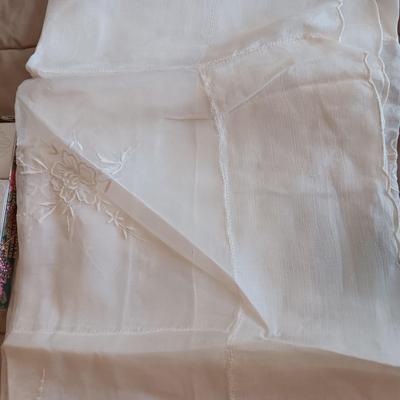 HANKIES, MISC LINEN NAPKINS AND 2 TABLECLOTHS