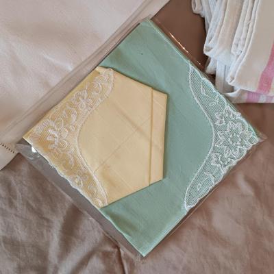 HANKIES, MISC LINEN NAPKINS AND 2 TABLECLOTHS