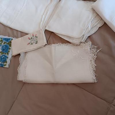 HANKIES, MISC LINEN NAPKINS AND 2 TABLECLOTHS
