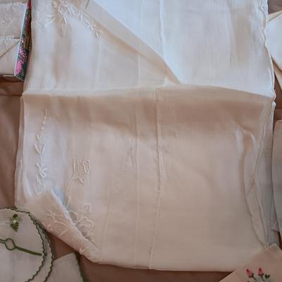HANKIES, MISC LINEN NAPKINS AND 2 TABLECLOTHS