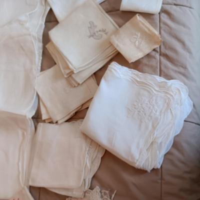 HANKIES, MISC LINEN NAPKINS AND 2 TABLECLOTHS