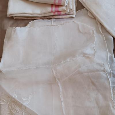 HANKIES, MISC LINEN NAPKINS AND 2 TABLECLOTHS