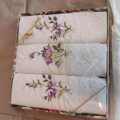 HANKIES, MISC LINEN NAPKINS AND 2 TABLECLOTHS