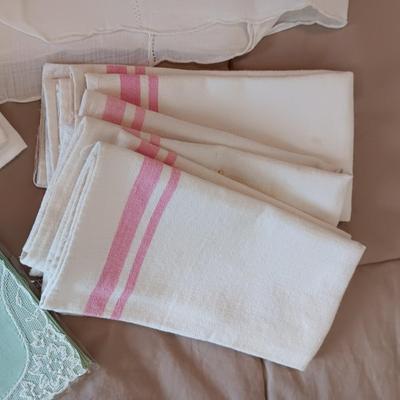 HANKIES, MISC LINEN NAPKINS AND 2 TABLECLOTHS