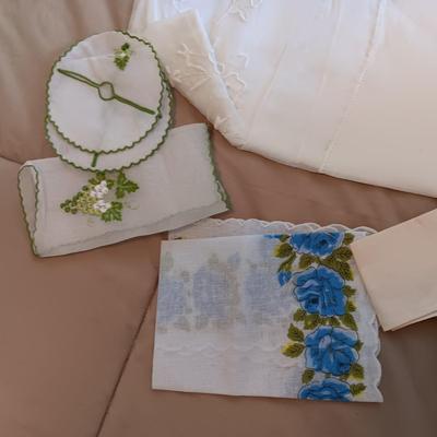 HANKIES, MISC LINEN NAPKINS AND 2 TABLECLOTHS