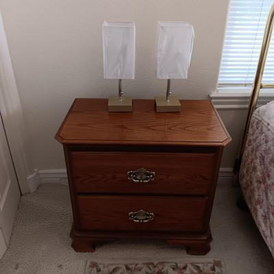 2 DRAWER NIGHT STAND, 2 SMALL LAMPS AND A GOLD FRAMED WALL MIRROR