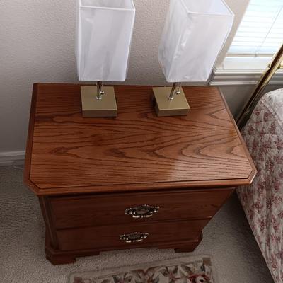 2 DRAWER NIGHT STAND, 2 SMALL LAMPS AND A GOLD FRAMED WALL MIRROR