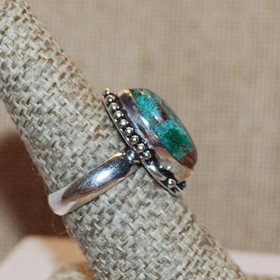Size 7½ Marked .925 Marquise Cut REDS & GREENS AGATE Gemstone Ring with Decorative Full Surround on a Silver-Plated Band (5.7g)