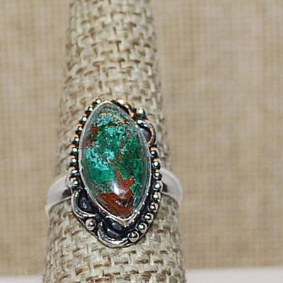 Size 7½ Marked .925 Marquise Cut REDS & GREENS AGATE Gemstone Ring with Decorative Full Surround on a Silver-Plated Band (5.7g)