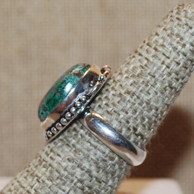 Size 7½ Marked .925 Marquise Cut REDS & GREENS AGATE Gemstone Ring with Decorative Full Surround on a Silver-Plated Band (5.7g)