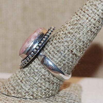 Size 9 Marked .925 Triangle Shape PINKS AGATE Gemstone Ring with a Decorative Full Surround on a Silver-Plated Band (8.3g)