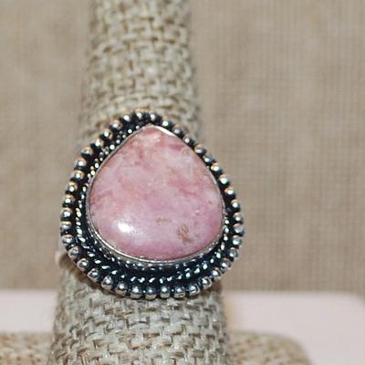 Size 9 Marked .925 Triangle Shape PINKS AGATE Gemstone Ring with a Decorative Full Surround on a Silver-Plated Band (8.3g)