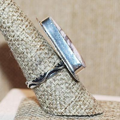 Size 9 Triangle Shape PINKS & BROWNS AGATE Gemstone Ring with Full Surround on a Silver Tone Band (7.9g)
