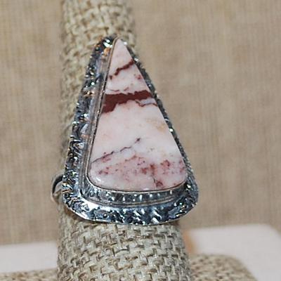 Size 9 Triangle Shape PINKS & BROWNS AGATE Gemstone Ring with Full Surround on a Silver Tone Band (7.9g)