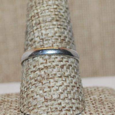 Size 9½ Marked .925 Opaque Oval White CABOCHON Gemstone Ring on a Silver-Plated Band (5.2g)