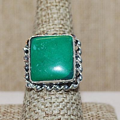 Size 8½ Marked .925 GREEN Square AGATE Gemstone Ring with Full Swirl Rope Surround on a Silver-Plated Band (6.4g)
